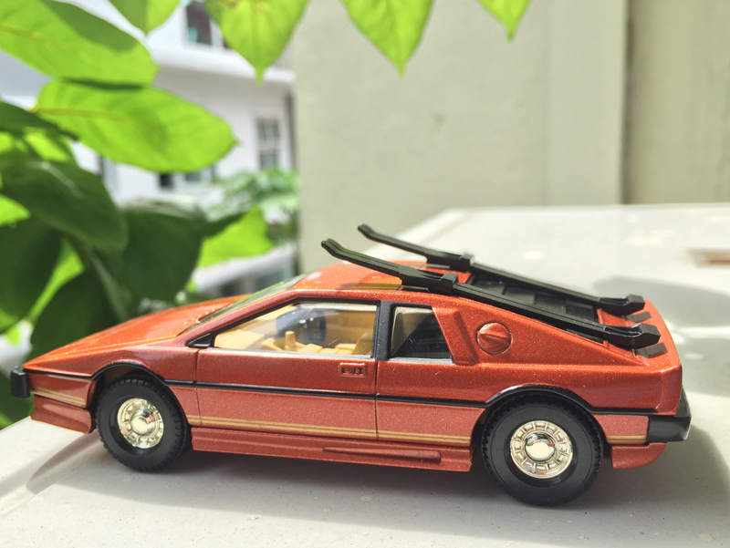 The wheels are classic one-piece Corgi wheels (this version of mine is the less-detailed one) but it’s okay...